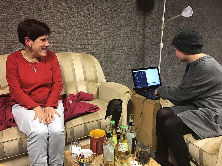 Tanja Menz und Lea Schnalke während einer Podcastaufnahme