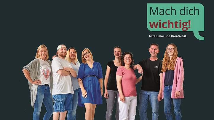 Eine Gruppe Menschen vor einem grünen Hintergrund